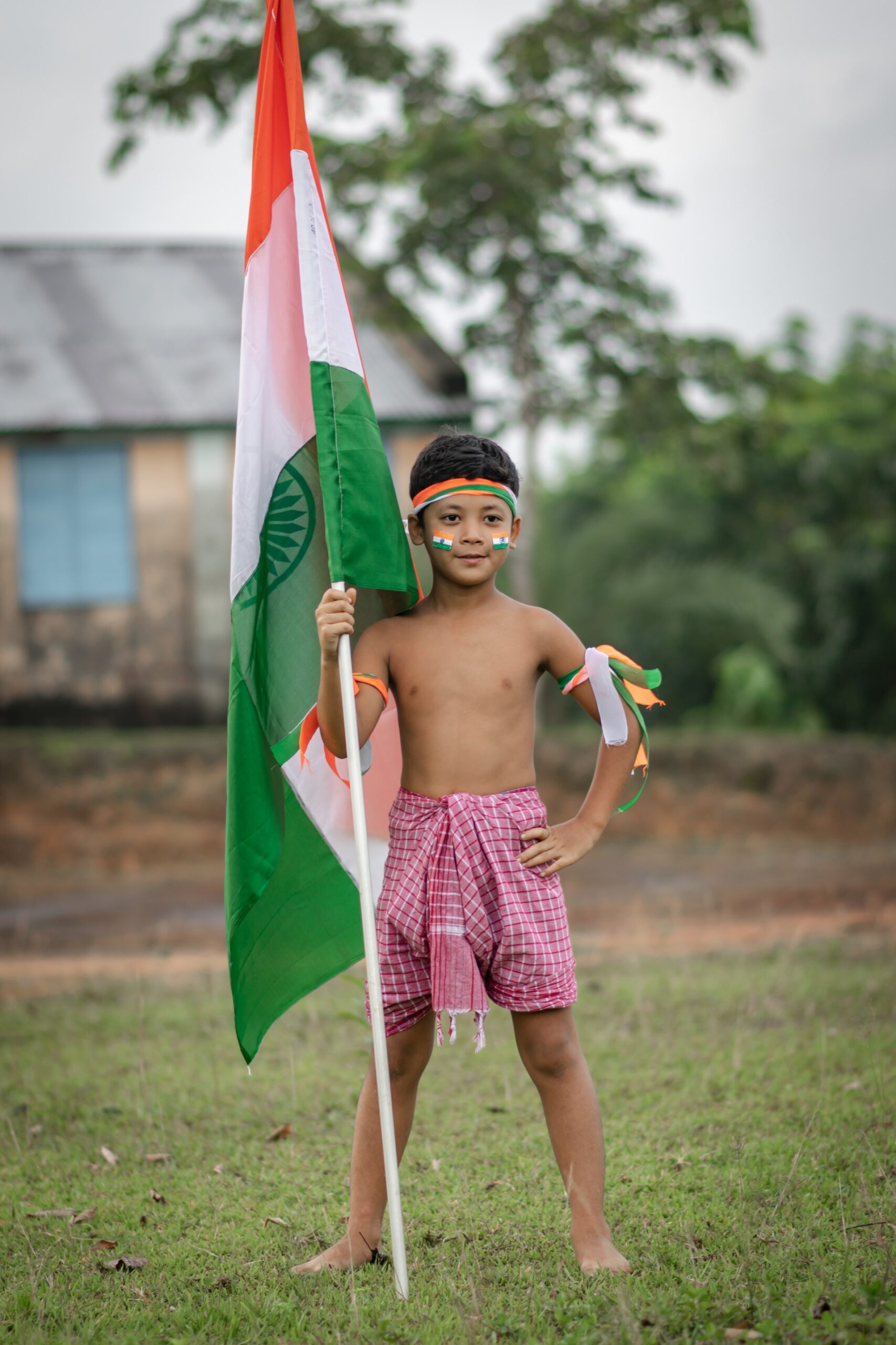 indian-flag-holded-by-a-kid