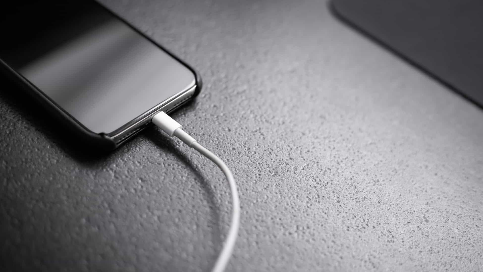 Is it better to fast charge or slow charge my smartphone?